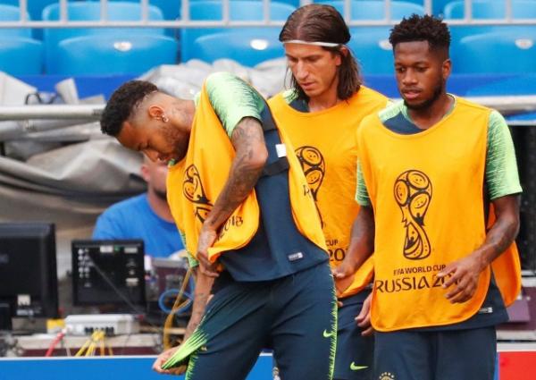 Filipe Luis, Neymar e Fred de colete no treino da sele&ccedil;&atilde;o brasileira.(Imagem:REUTERS/David Gray)
