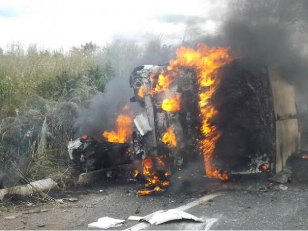 Colis&atilde;o entre van da Uespi e Celta deixa mortos(Imagem:Somosnoticias.com)