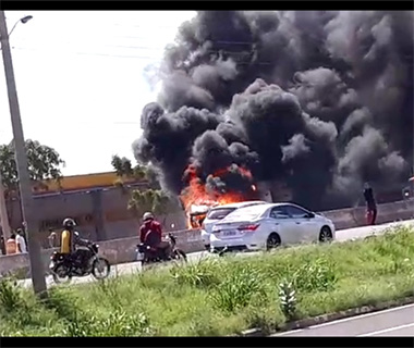 Caminhão pega fogo na BR-316 em Teresina, mas trânsito foi liberado