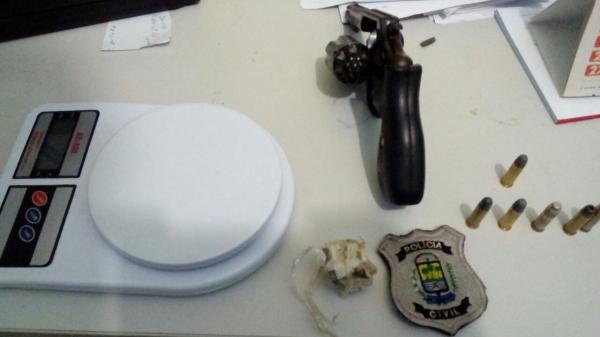  Balan&ccedil;a de precis&atilde;o e armas foram apreendidas com os suspeitos.(Imagem:Divulga&ccedil;&atilde;o/Pol&iacute;cia Civil)