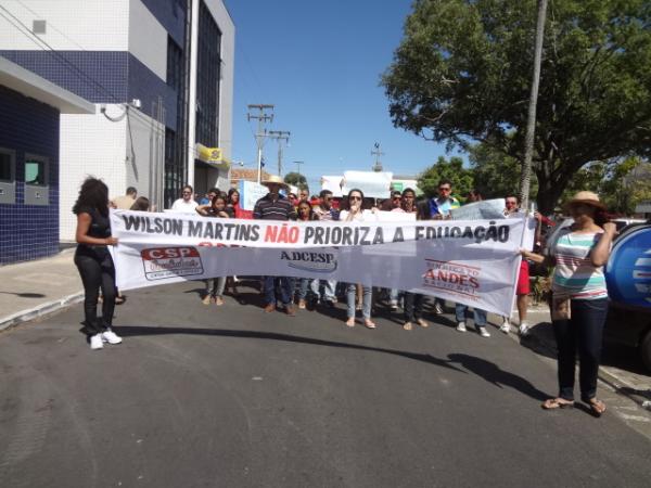 Professores e estudantes da UESPI realizaram manifesta&ccedil;&atilde;o em Floriano.(Imagem:FlorianoNews)