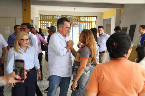  Ciro percorre ruas do Centro, tem contato com populares e almo&ccedil;a no Restaurante Popular(Imagem:Divulga&ccedil;&atilde;o)