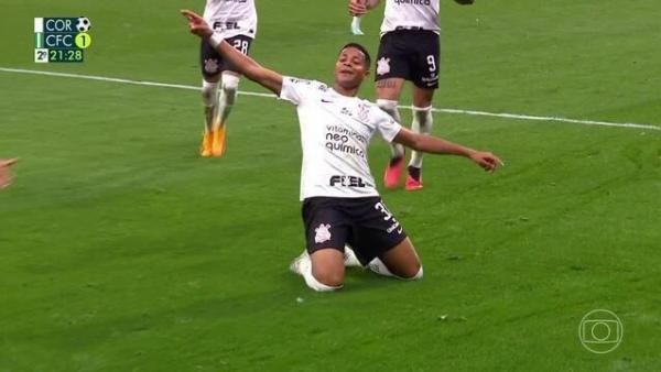 Com blitz no segundo tempo, Corinthians vira sobre o Coritiba em casa