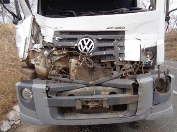 Motorista de caminhão fica ferido em colisão com traseira de carreta na BR-343