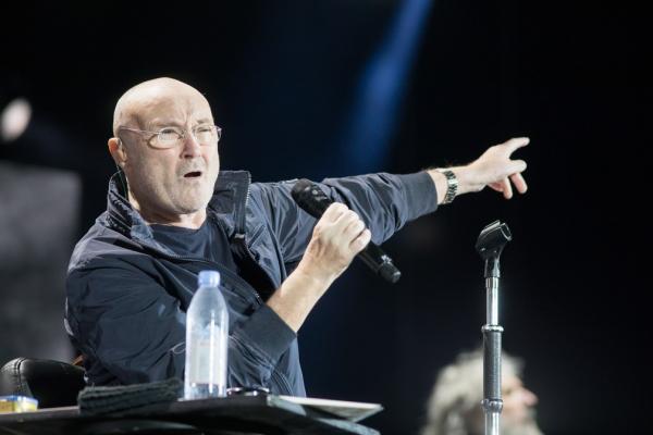 Canção de Phil Collins retorna à lista de mais tocadas após vídeo de adolescentes viralizar