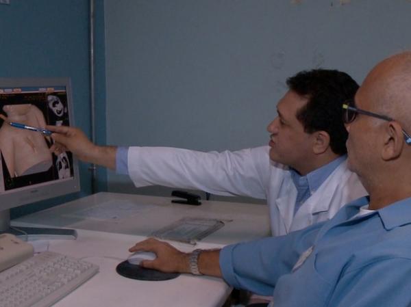 Equipe m&eacute;dica avalia quadro de garoto que teve galho atravessado no corpo.(Imagem:Reprodu&ccedil;&atilde;o/TV Clube)