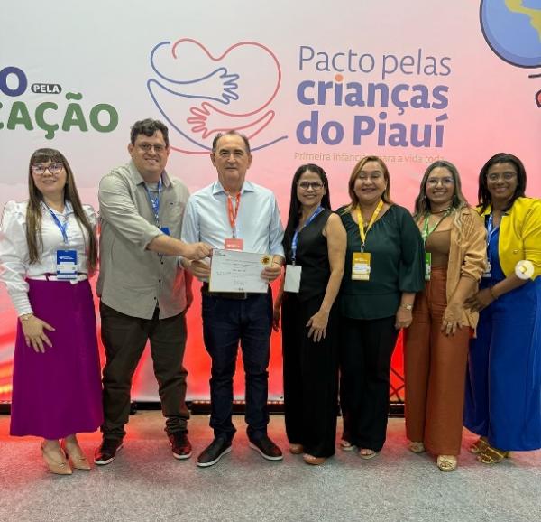 Educação de Floriano marca presença no "Pacto pela Educação 2025" em Teresina