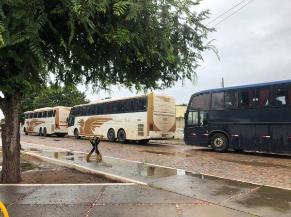 Polícia apreende 3 ônibus clandestinos com 122 pessoas vindos de SP