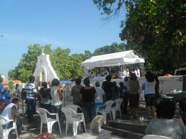 Missas e visitas aos cemit&eacute;rios marcam o Dia de Finados em Floriano.(Imagem:FlorianoNews)