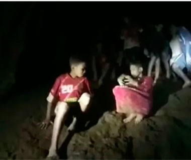 Mergulhador morre em preparativos de resgate em caverna na Tailândia