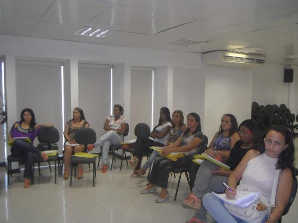 T&eacute;cnicos e auxiliares em enfermagem recebem capacita&ccedil;&atilde;o.(Imagem:FlorianoNews)