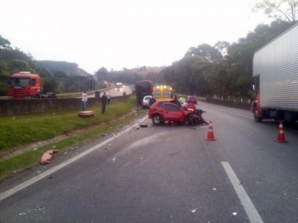 Segundo Pol&iacute;cia Rodovi&aacute;ria, carro entrou na contram&atilde;o e bateu em &ocirc;nibus na Fern&atilde;o Dias.(Imagem:Pol&iacute;cia Rodovi&aacute;ria Federal)