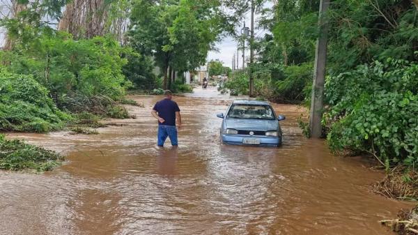 Ruas, avenidas e hospital de Picos ficam alagados após mais de 3 horas de chuva intensa