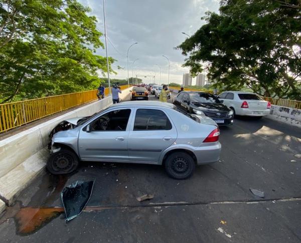 Acidente envolvendo três veículos deixa dois feridos na Ponte da Primavera, em Teresina