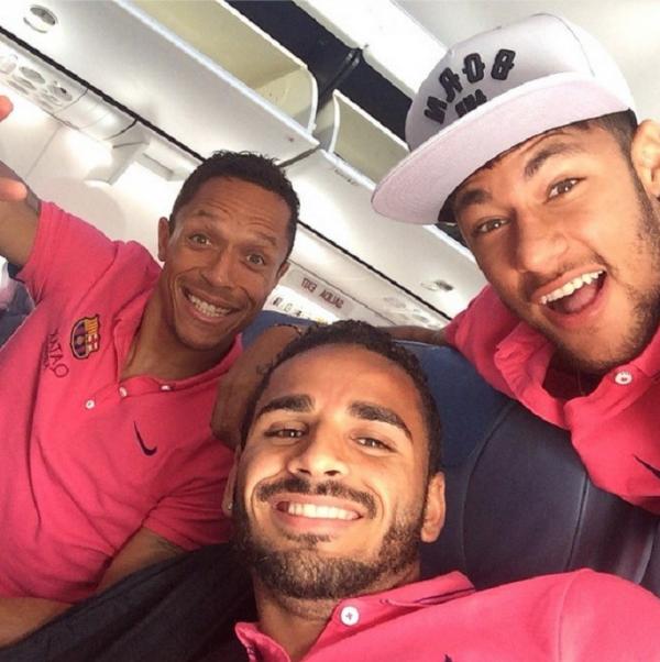 Neymar posa com Adriano e Douglas antes de viajar para M&aacute;laga(Imagem:Reprodu&ccedil;&atilde;o/Instagram)