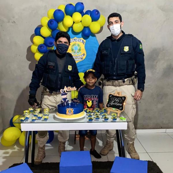 O garoto Arthur Emanuel que &eacute; f&atilde; da PRF, ganhou uma festa tem&aacute;tica que contou com a presen&ccedil;a de policiais em seu anivers&aacute;rio de 7 anos.(Imagem:Divulga&ccedil;&atilde;o/PRF)