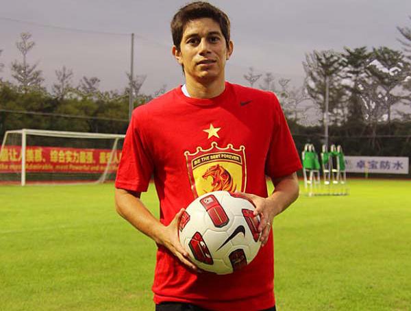 Principal jogador do Evergrande, Conca exibe camisa comemorativa com estrela.(Imagem:Divulga&ccedil;&atilde;o)