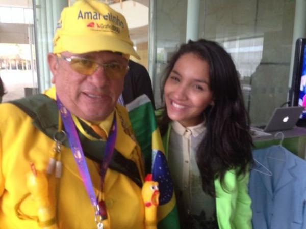 Rep&oacute;rter Amarelinho chega ao est&uacute;dio da Rede Globo.(Imagem:FlorianoNews)
