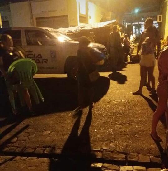 PM fiscaliza feira livre em Floriano e solicita que feirantes desmontem barracas