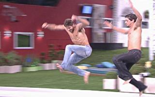 Jonas pula de calça na piscina