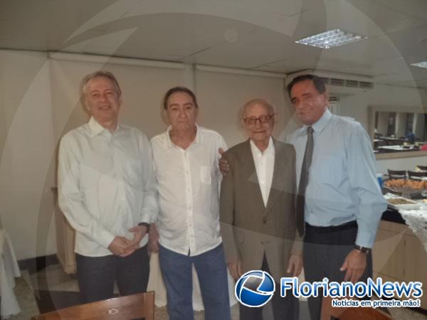 Luiz Gonzaga re&uacute;ne amigos em lan&ccedil;amento de livro em Floriano.(Imagem:FlorianoNews)