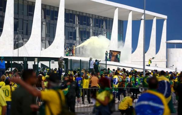  Bolsonaristas em atos terroristas em Bras&iacute;lia.(Imagem:Marcelo Camargo/Ag&ecirc;ncia Brasil )