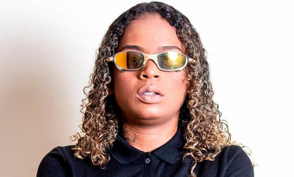 MC Dricka desacelera a batida e suaviza o discurso no single "Linda duas vezes"