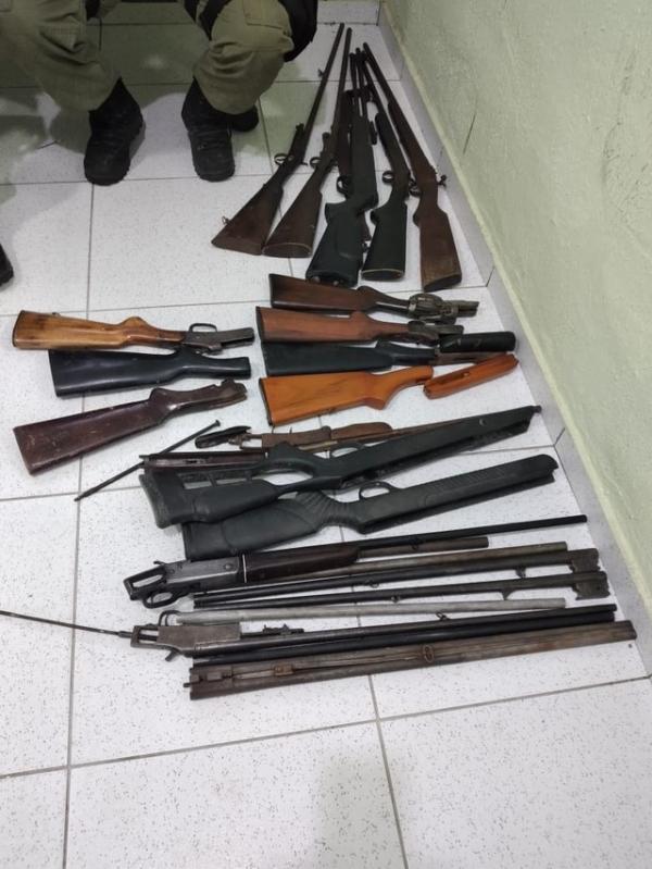Mulher denuncia ameaças do ex-companheiro e polícia descobre oficina de armas em Parnaíba