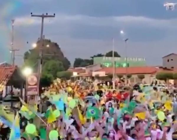 Candidatos desrespeitam normas de combate à Covid-19 e geram aglomerações em campanhas