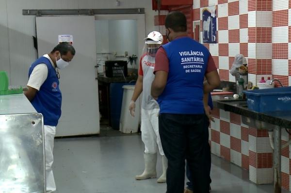 Vigil&acirc;ncia sanit&aacute;ria fiscaliza supermercados em Floriano.(Imagem:Aparecida Santana/ TV Clube)