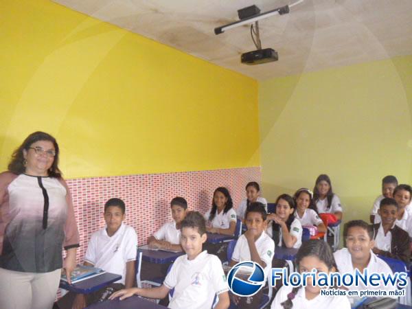 Professora Socorro Carvalho recepciona alunos da Escola Pequeno Pr&iacute;ncipe na volta &agrave;s aulas.(Imagem:FlorianoNews)