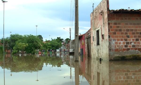 Famílias são retiradas de casas após nível do rio Poti subir em Teresina