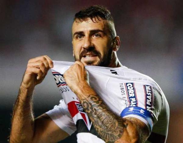 São Paulo deixa zona de rebaixamento após virada