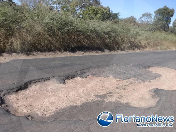 Buraco na pista provoca grave acidente na BR-343.(Imagem:FlorianoNews)