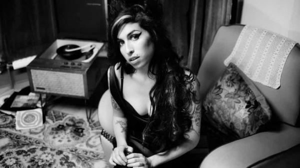 Novo documentário sobre Amy Winehouse chega dez anos após a sua morte