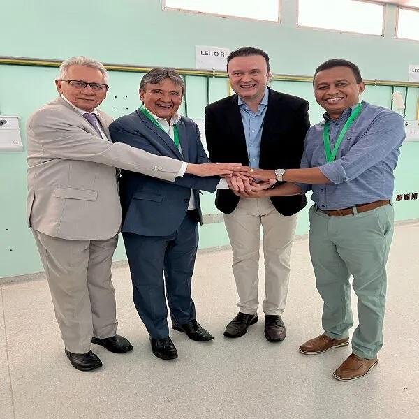 Deputado Dr. Francisco recebe medalha do Hospital Universit&aacute;rio.(Imagem: Divulga&ccedil;&atilde;o)