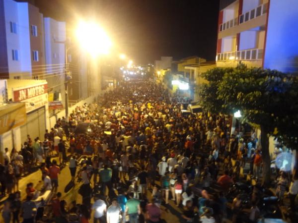 Capil&eacute; e Banda animaram arrast&atilde;o de anivers&aacute;rio de Floriano.(Imagem:FlorianoNews)