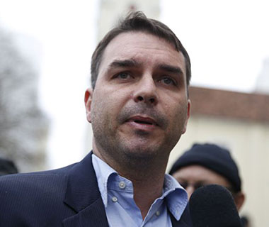 Assessores do presidente cobram resposta de Flavio Bolsonaro sobre depósitos