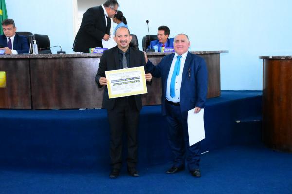 C&acirc;mara Municipal de Floriano homenageia presidente da AMLH com T&iacute;tulo de Cidad&atilde;o Florianense.(Imagem:CMF)