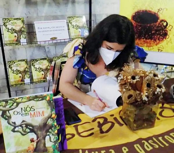 Escritora se inspira em Cajueiro-Rei, no litoral do Piau&iacute;, para escrever livro infantil.(Imagem:Reprodu&ccedil;&atilde;o/Redes Sociais )