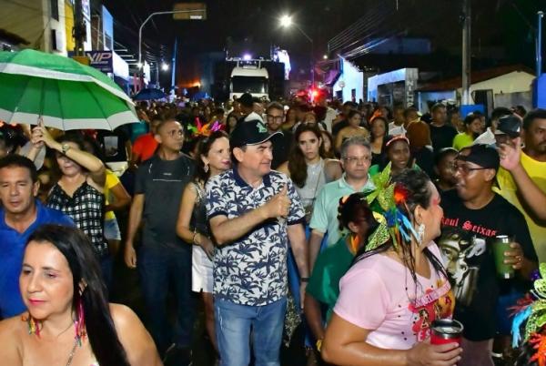 Foliões enfrentam a chuva e celebram com alegria o segundo arrastão do Carnaval de Floriano