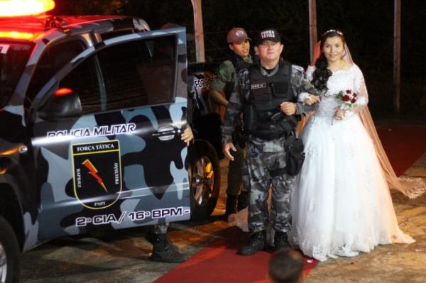 Mulher realiza sonho do noivo e chega ao casamento em viatura da Polícia Militar em União