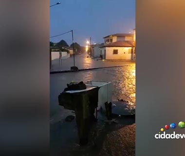 Chuva torrencial alaga ruas e escola no interior do Piauí