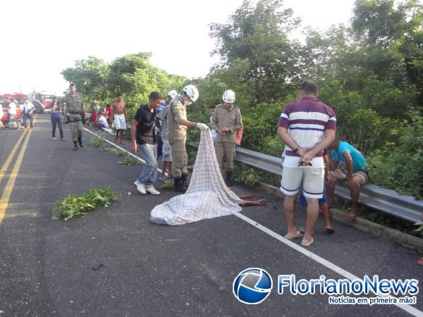 Grave acidente entre moto e carro deixa v&iacute;tima fatal na PI-140.(Imagem:FlorianoNews)