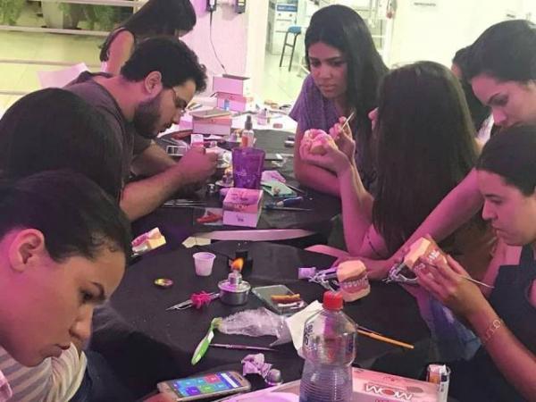 Acad&ecirc;micos da FAESF aprendem t&eacute;cnica de enceramento progressivo.(Imagem:FAESF )