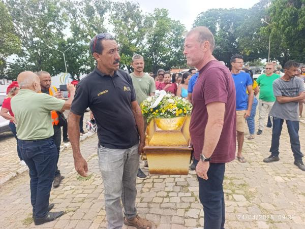 Corpo de Joilson Leandro é sepultado sob homenagens de familiares, amigos e colegas de profissão