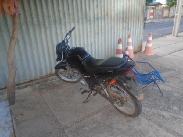 Moto usada pelos assaltantes apreendida.(Imagem:FlorianoNews)