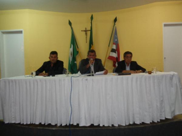 Sess&atilde;o ordin&aacute;ria debate problema da quadra do bairro Varginha, em Bar&atilde;o de Graja&uacute;.(Imagem:FlorianoNews)