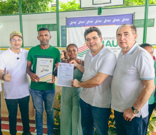 Famílias das comunidades Areal, Morrinhos e Tinguis receberam documentos que garantem segurança jurídica e acesso a crédito.(Imagem:João Allbert)