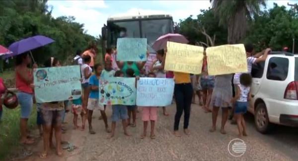 Pais de alunos protestam após fechamento de creche em povoado